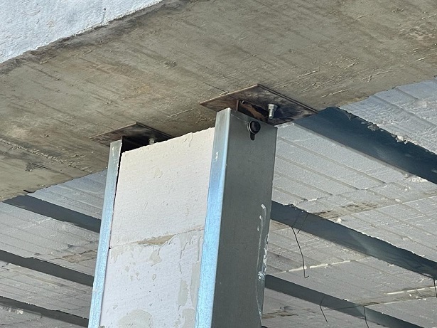 چرا دیوارهای بلند نیاز به مهار جانبی دارند؟