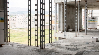 چرا دیوارهای بلند نیاز به مهار جانبی دارند؟